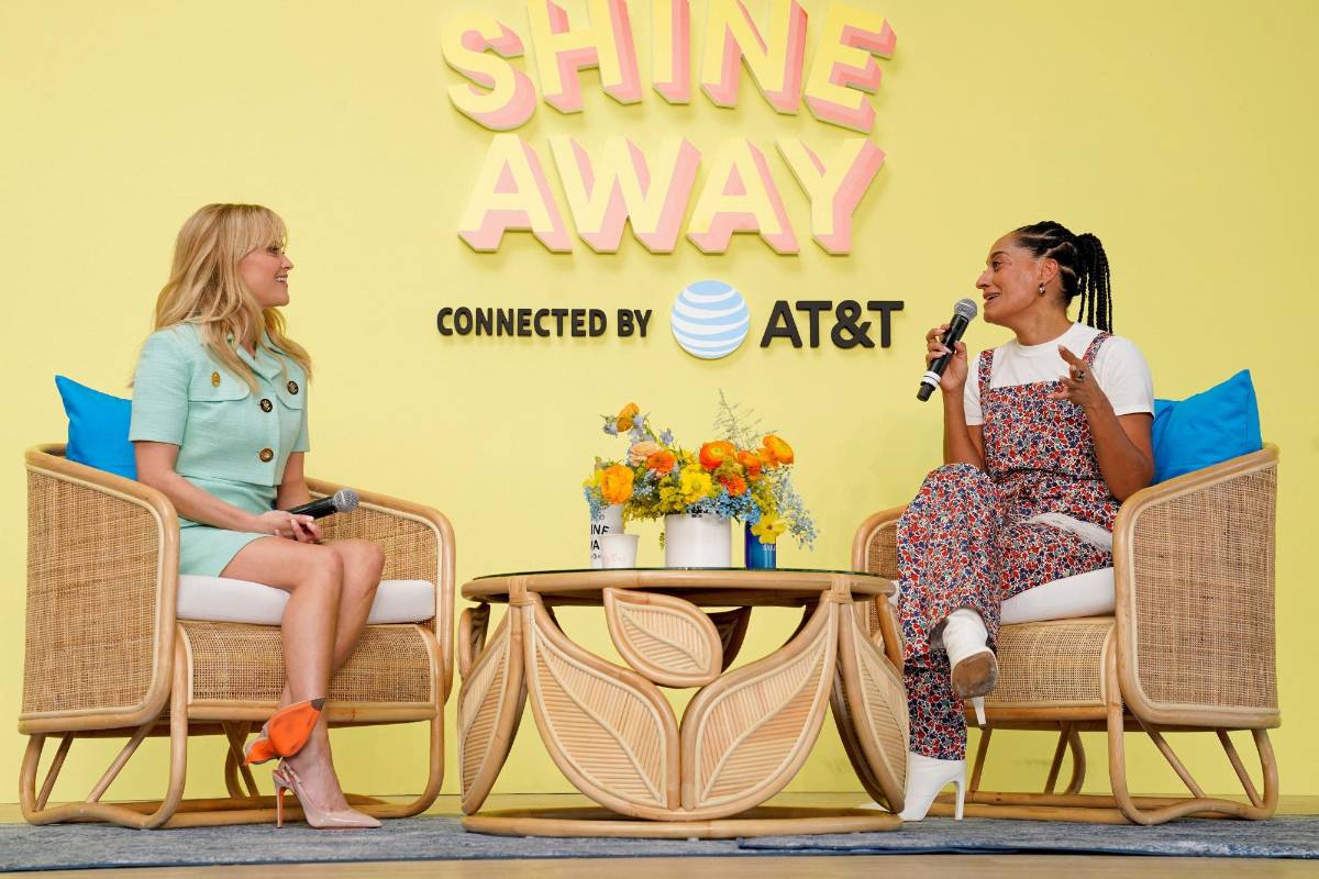 Reese Witherspoon y la también actriz Tracee Ellis Ross, mientras participaban en el mismo evento.