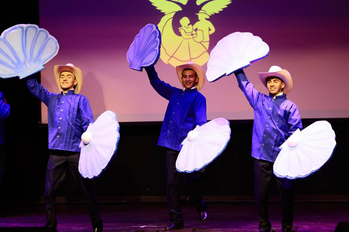 Artistas nacionales e internacionales brillan en espectacular festival folclórico