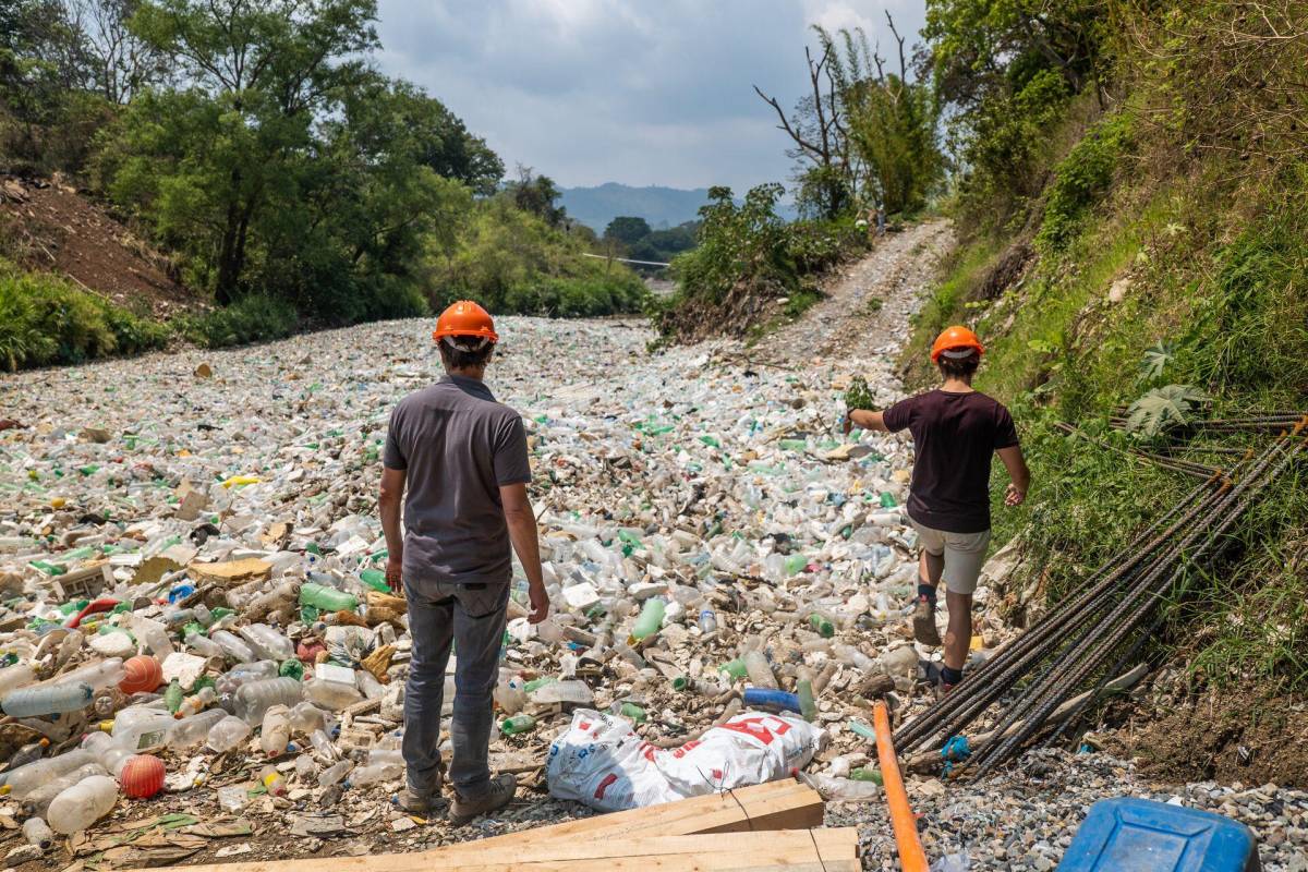 El río Las Vacas, atestado de desechos especialmente plásticos, desemboca en el Motagua, que llega hasta la costa hondureña en el mar Caribe.