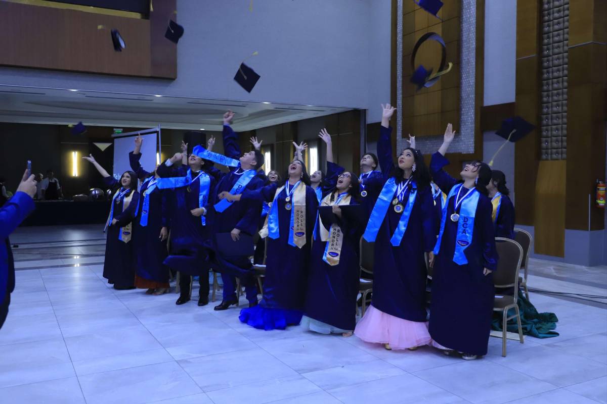 Destiny Christian Academy celebra su graduación a seniors