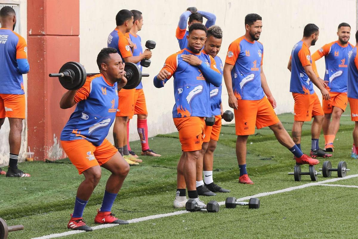 Luis ‘Caguama‘ Cerna realizando entrenamiento con pesas para estar en forma.