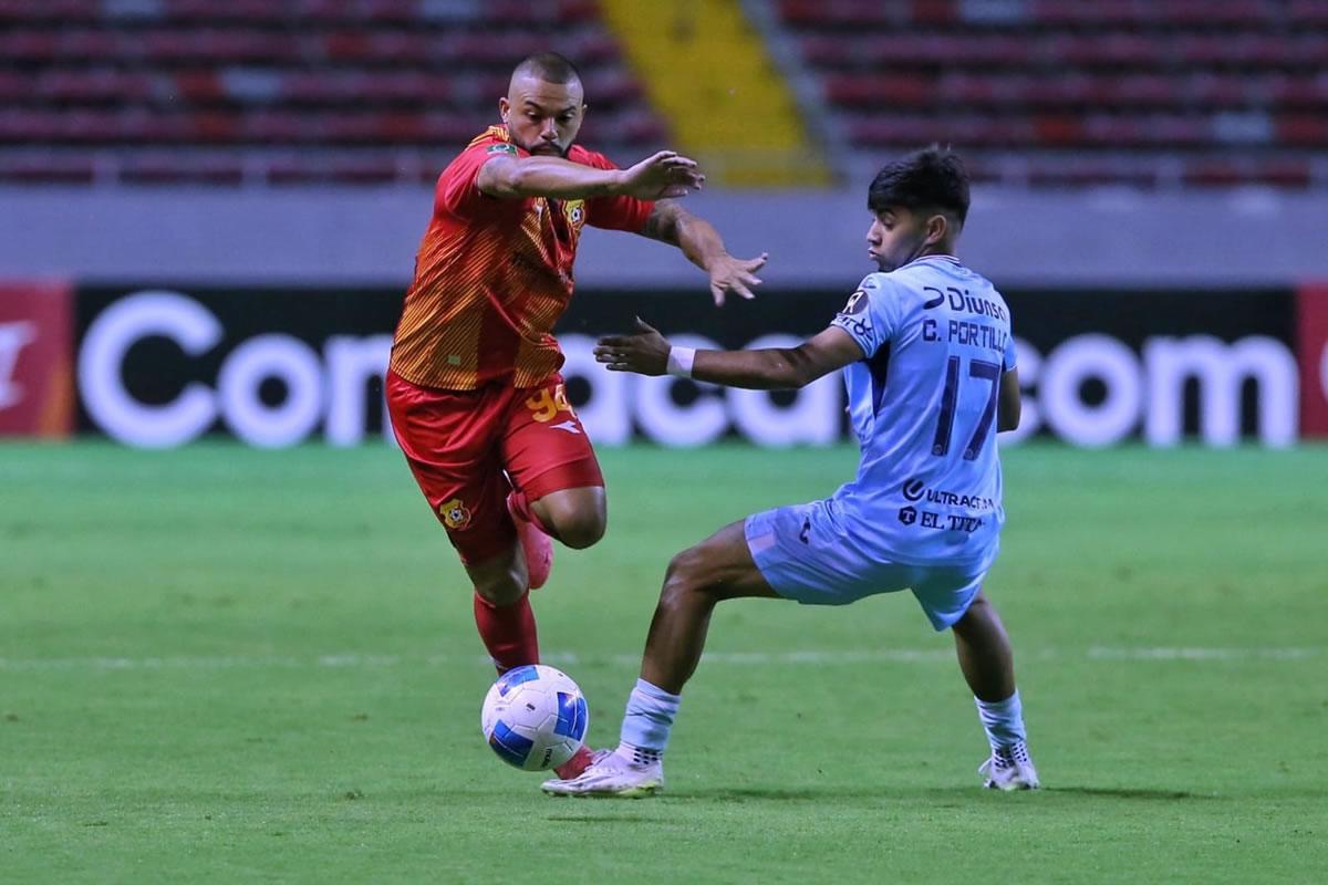 Clever Portillo es superado por el extremo tico John Jairo López, anotar del gol del Herediano.