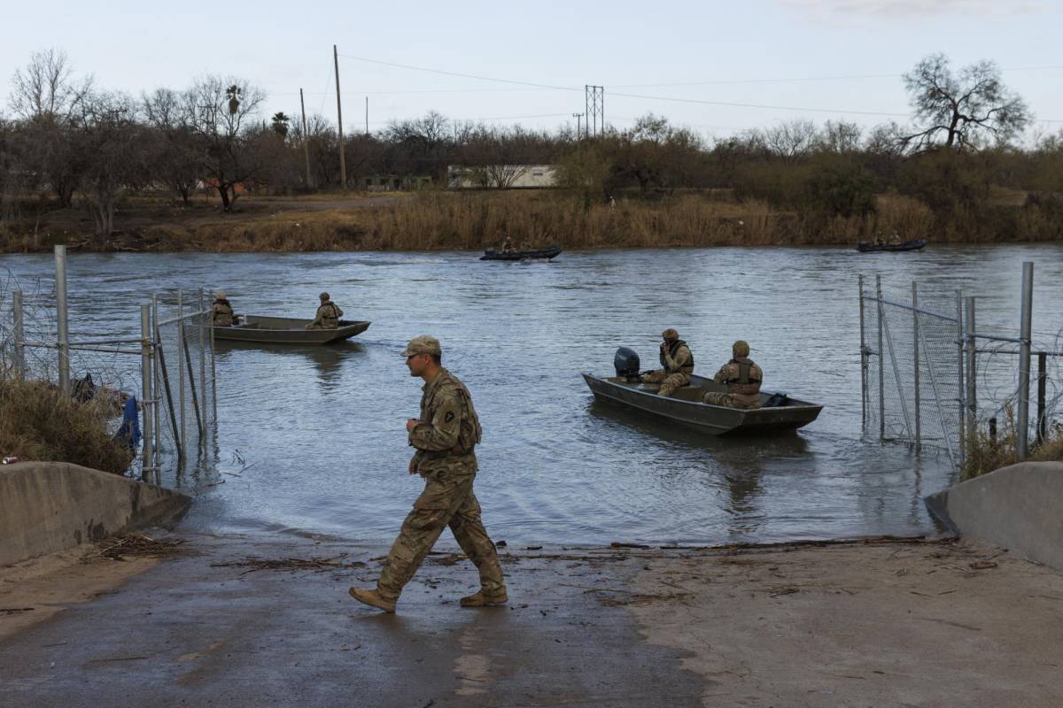 Soldados de la Guardia Nacional de Texas patrullan el río Bravo.
