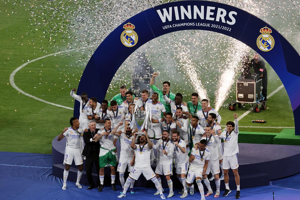 La celebración de los jugadores del Real Madrid con el trofeo de los campeones.