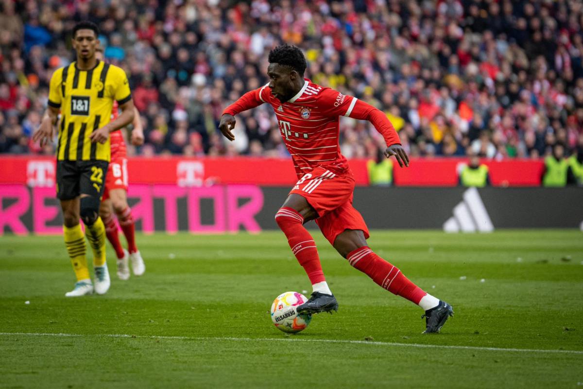 Alphonso Davies destaca como lateral por la banda izquierda en el Bayern Múnich.