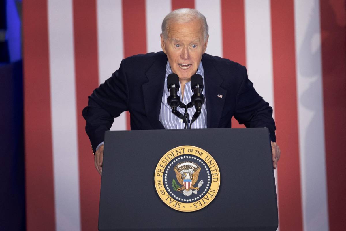 Biden vuelve a la campaña bajo una creciente presión para que abandone la candidatura
