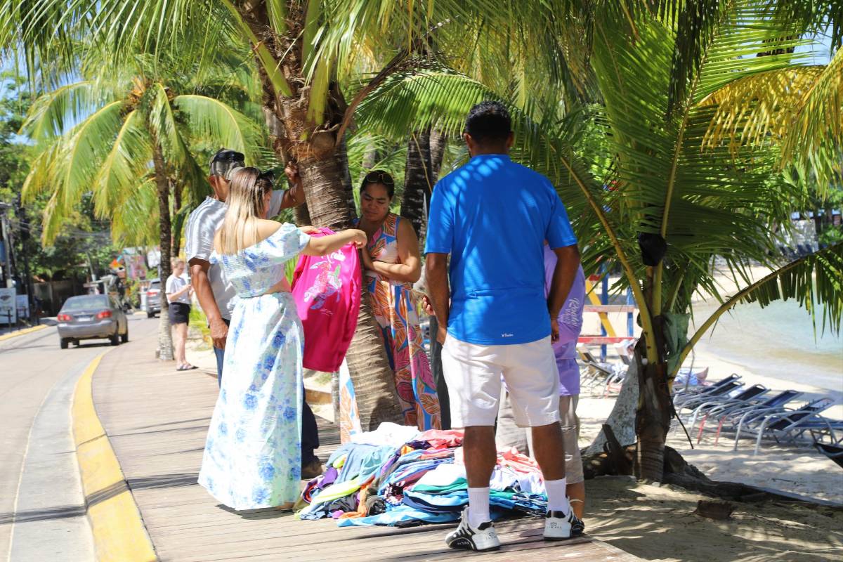 Roatán, la isla hondureña que nunca duerme por su vibrante vida nocturna y turismo