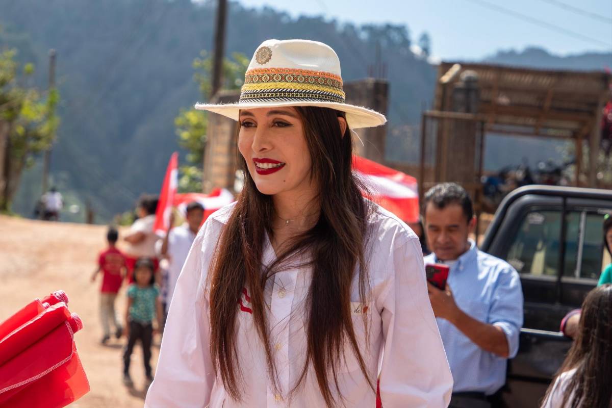 Iroshka Elvir a Scherly Arriaga: seguí haciendo campaña con los fondos de Sedesol