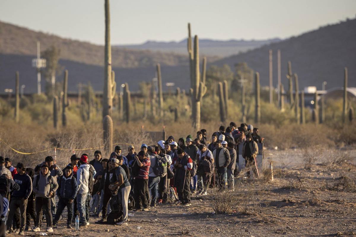 Arizona envía soldados a la frontera con México para lidiar con mayor flujo de migrantes