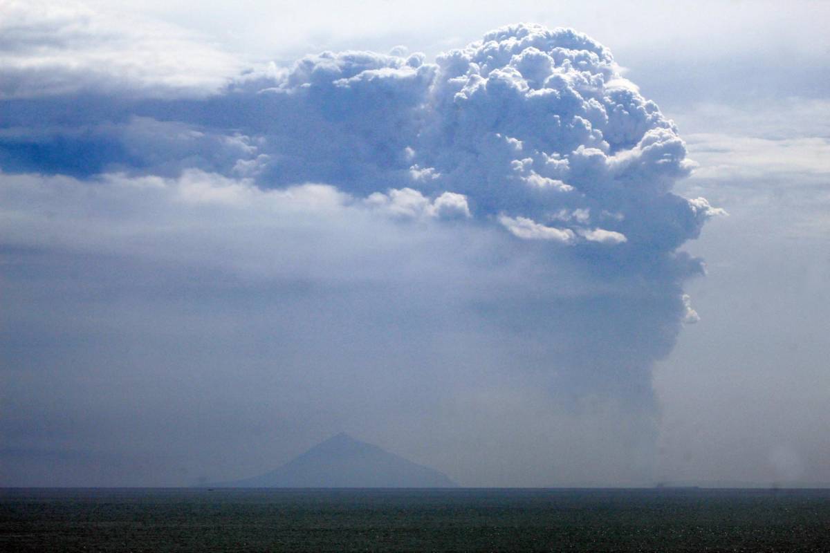 El volcán Anak Krakatoa erupciona en Indonesia y provoca gigantesca nube de ceniza