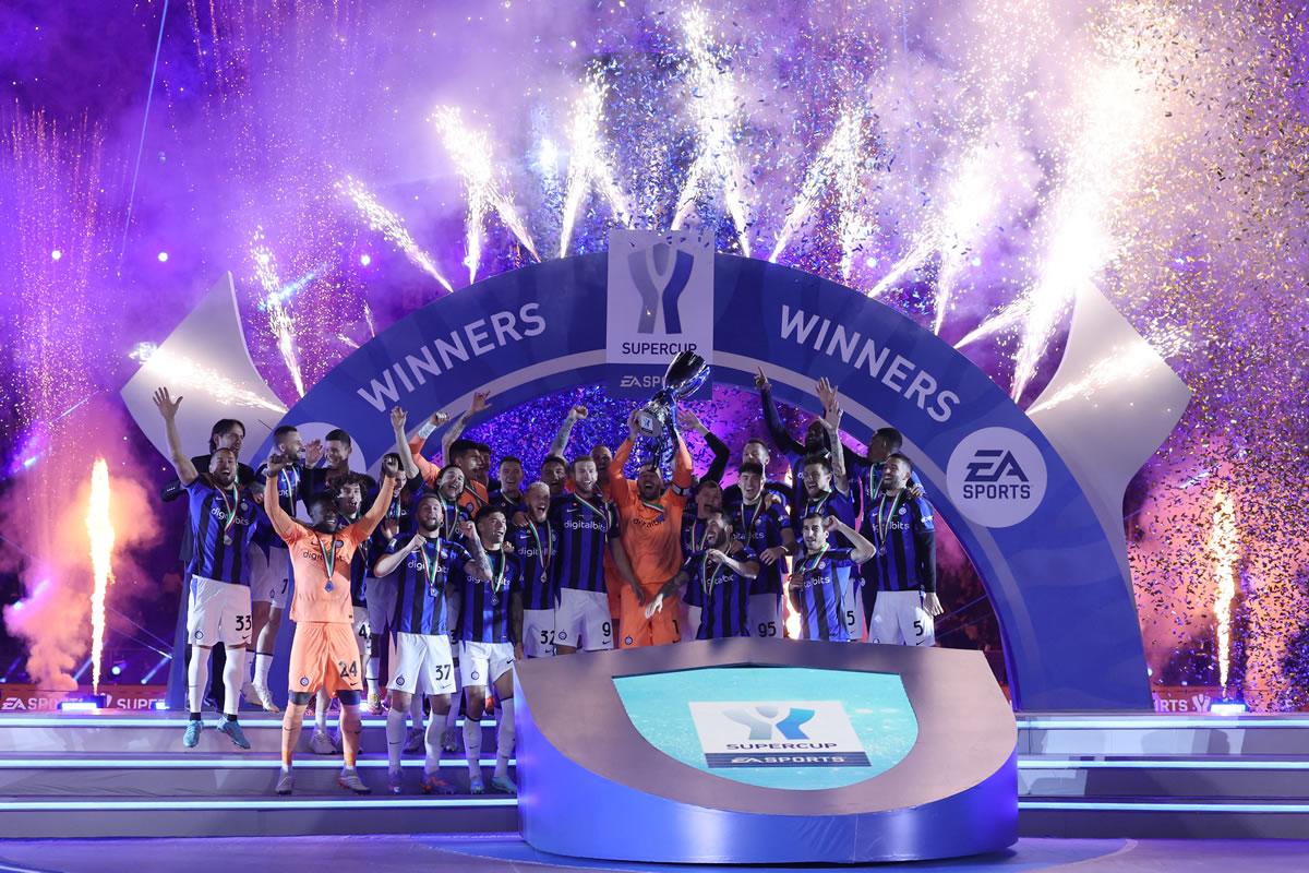 Los jugadores del Inter levantando el trofeo de la Supercopa de Italia.