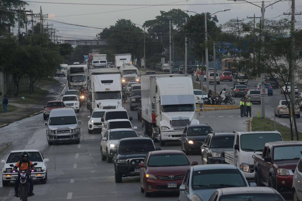 Los retornos hacia el sector Chamelecón se realizan sin ningún control, no hay semáforos.