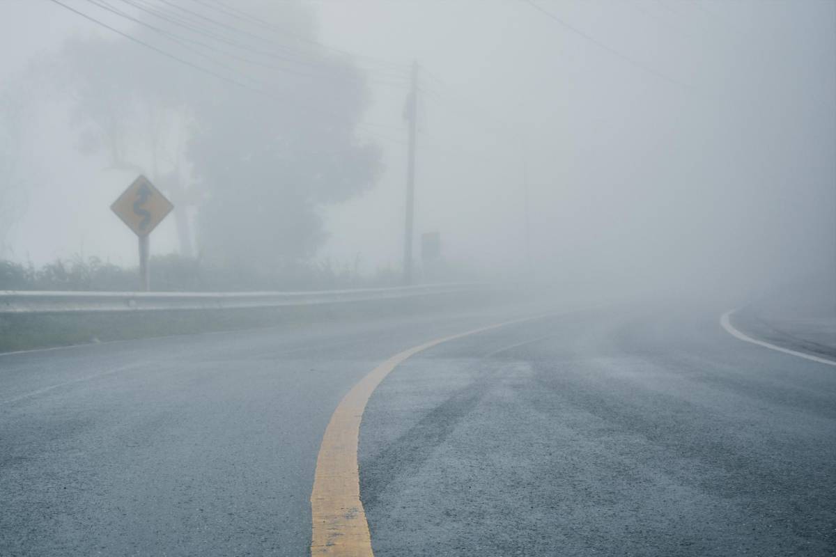 Principalmente en carreteras de montaña, hay acciones preventivas que tomar. Pero sea cual sea el caso, un conductor responsable se informa sobre cómo actuar mejor ante cualquier clima y circunstancia.