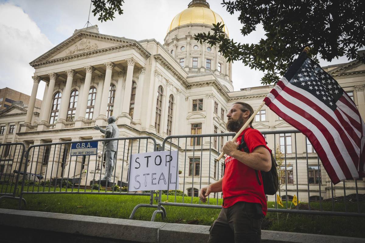 Un seguidor de Trump protesta por los resultados electorales en el Capitolio del Estado de Georgia, en el centro de Atlanta, el 7 de noviembre de 2020.