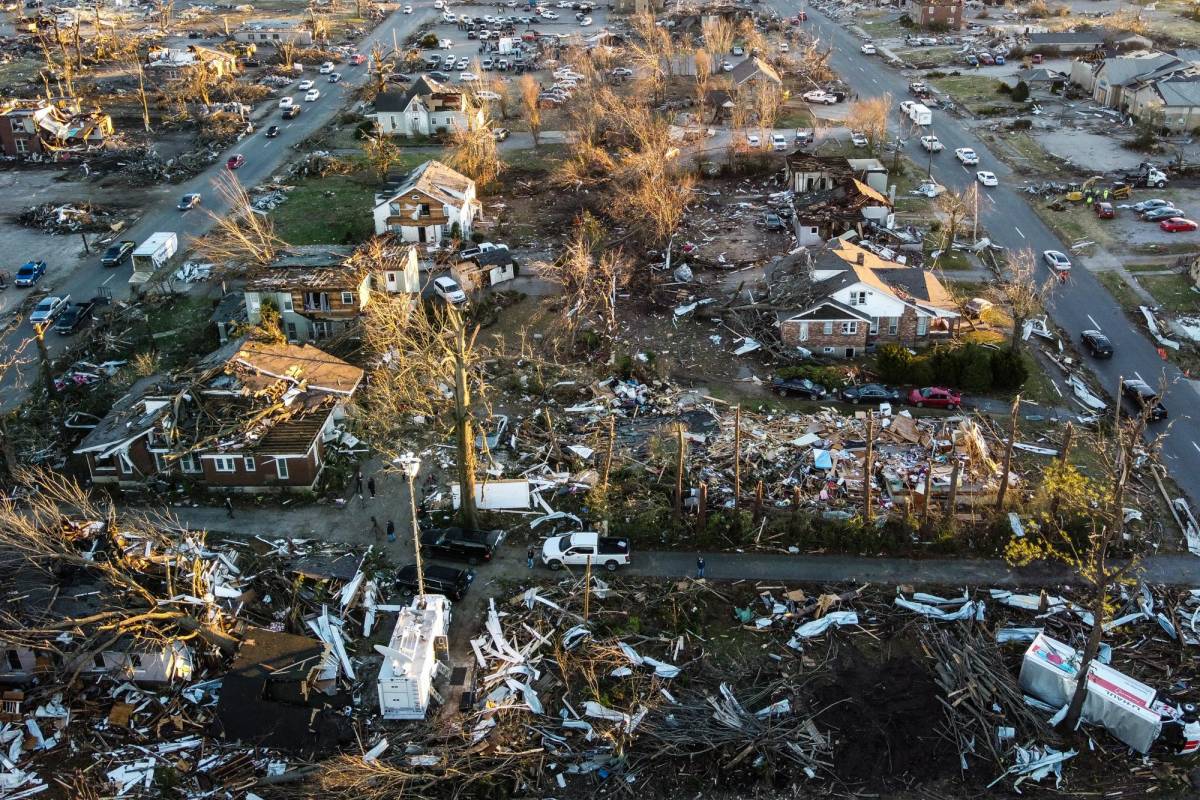 Aumenta a 88 el balance de muertos por serie histórica de tornados en EEUU