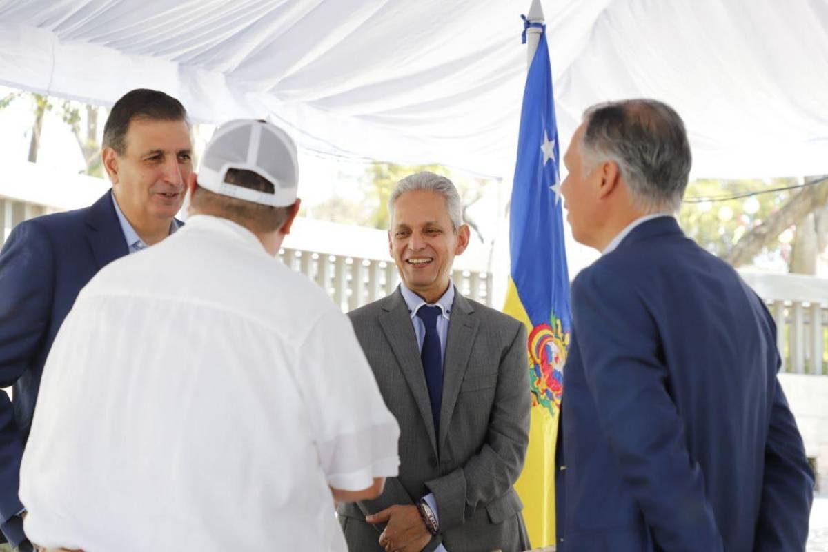 Reinaldo Rueda recibió un reconocimiento por parte del Alcalde de Tegucigalpa, Jorge Aldana.