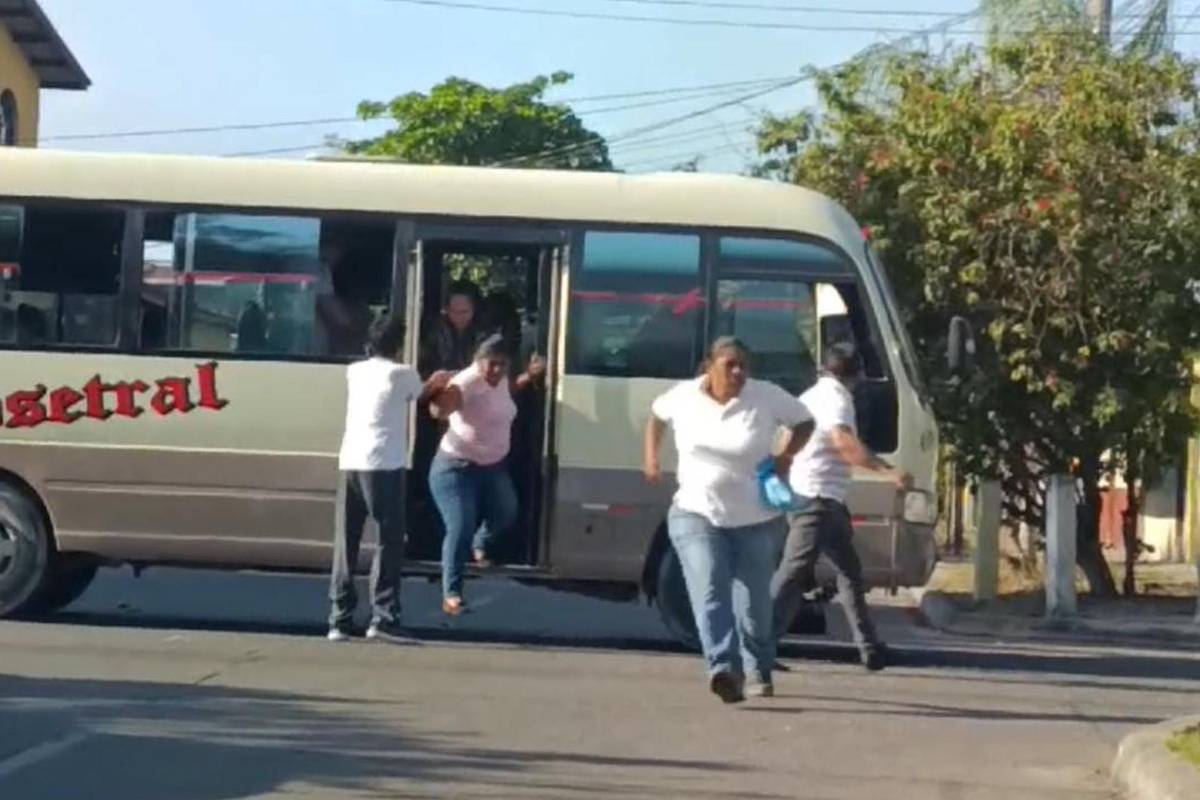 Los pasajeros salieron corriendo del bus.