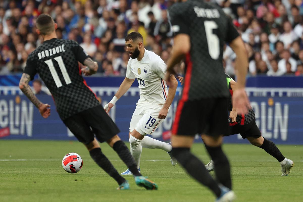 Karim Benzema condiciendo el balón ante la marca de los croatas.