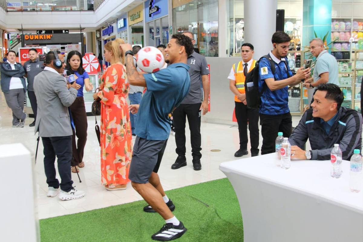 Show de Ruiz en firma de autógrafos, los seleccionados presentes y regalo