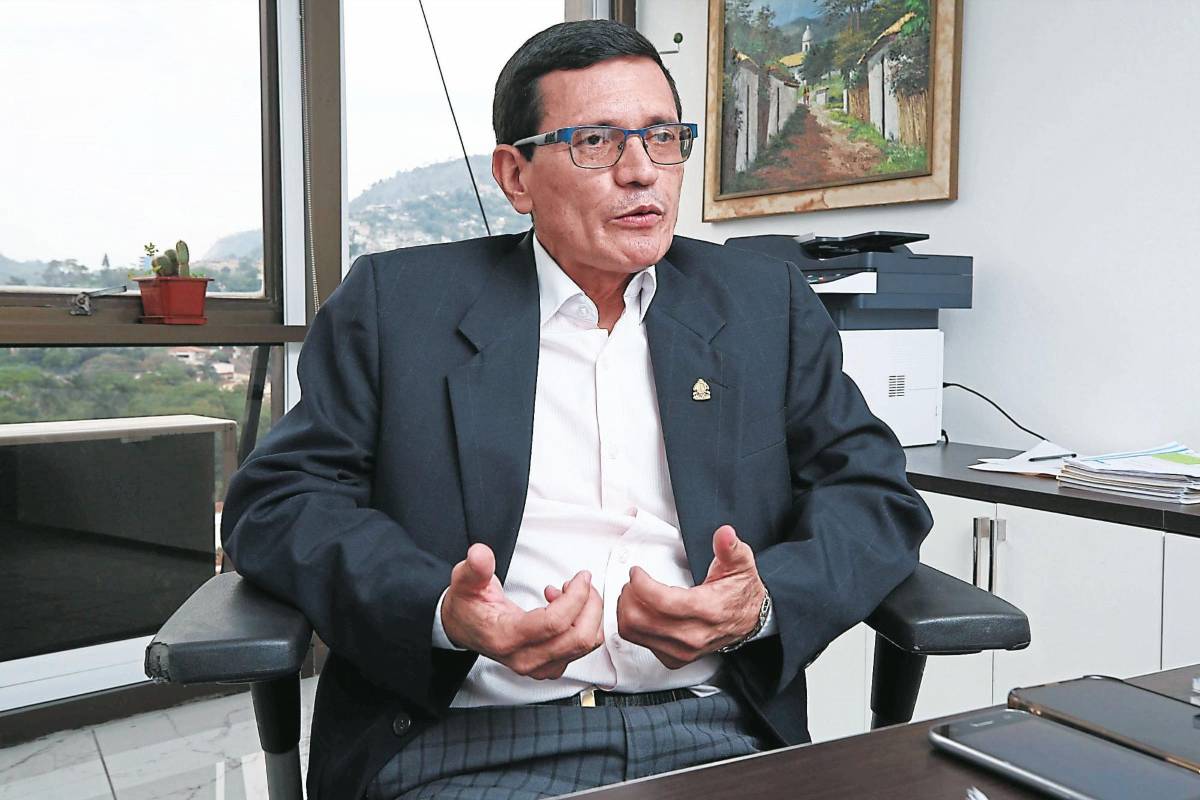 En medio de la crisis por citas, director del IHSS le sube L64,152 a su salario