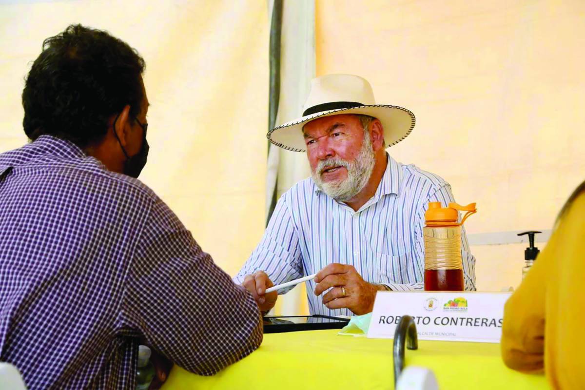 El alcalde Roberto Contreras escucha a un ciudadano en uno de los eventos que realiza en el parque central. Foto Melvin Cubas.