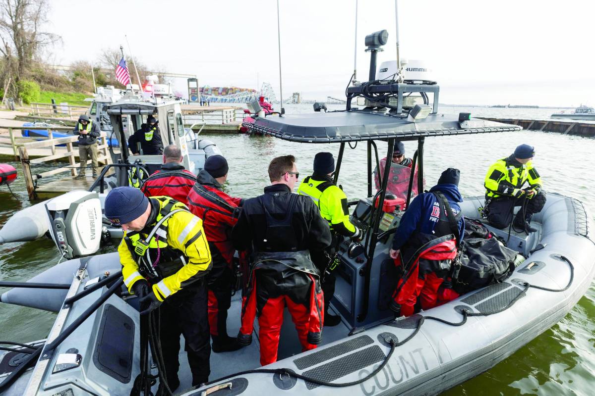 Los buzos buscan supervivientes en el agua, pero la baja temperatura complica las labores de rescate y reduce las posibilidades de hallar personas con vida