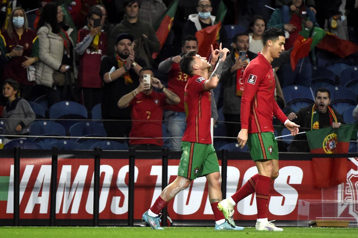 Otávio celebrando su gol que abrió el camino del triunfo de Portugal.