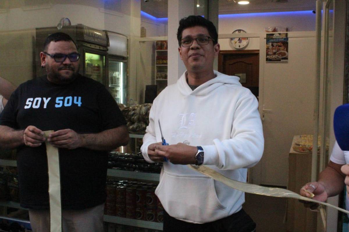 Hondureño abre sucursal de su negocio de envíos en Madrid