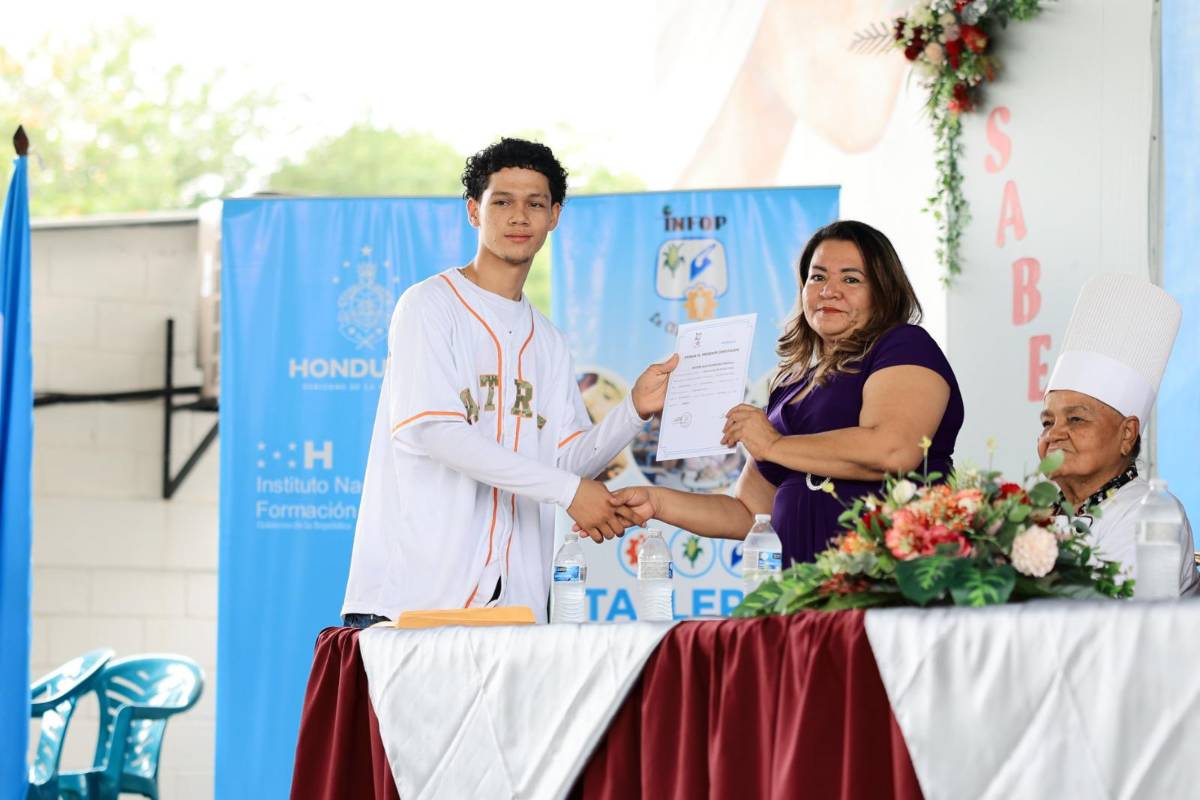 Los participantes pasaron por su certificado al escenario, donde se tomaron la respectiva fotografía.