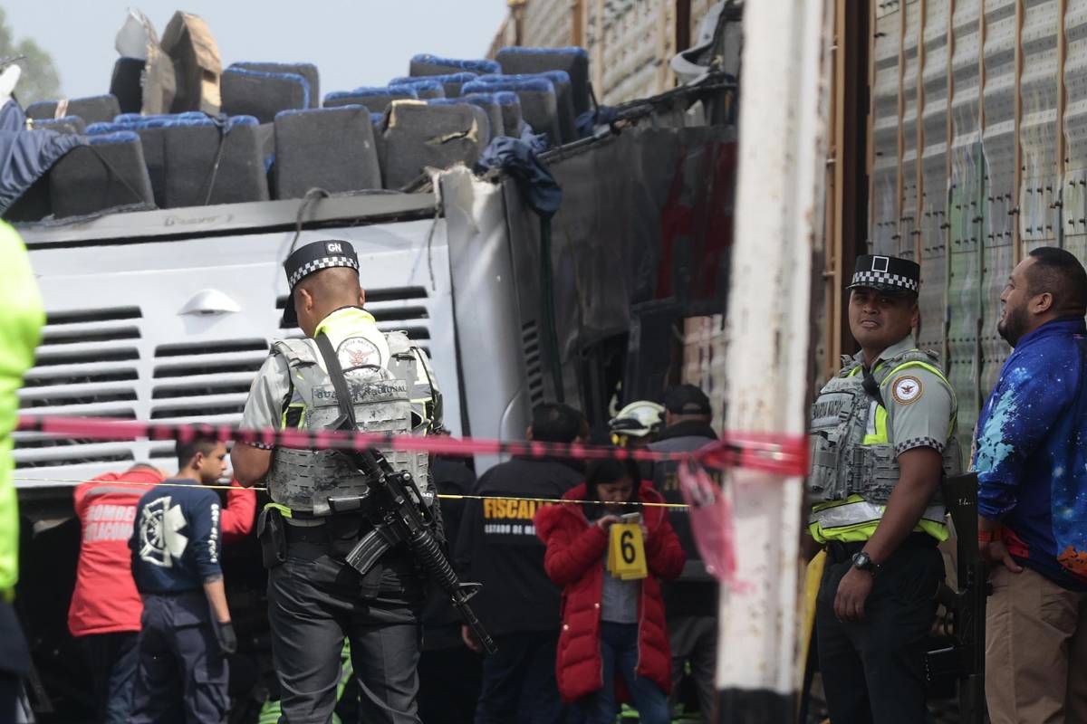 Fotos inéditas del accidente entre tren y bus que dejó al menos ocho muertos en México