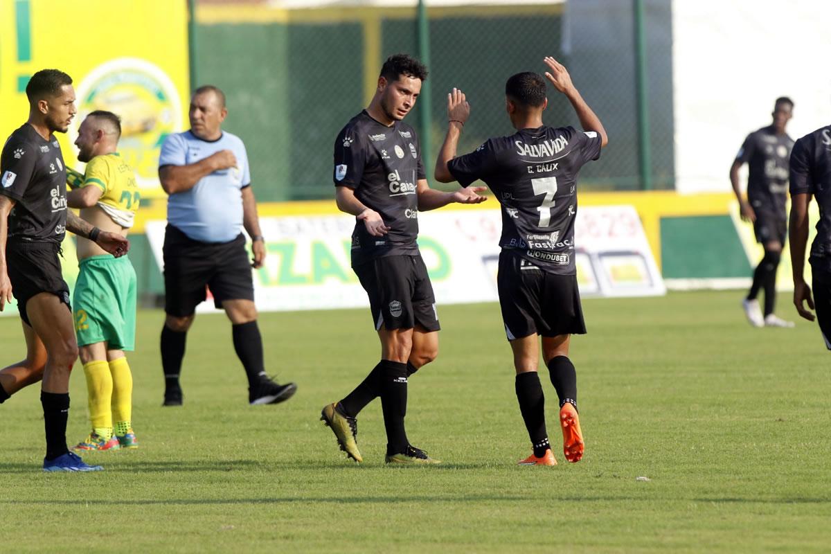 Jhow Benavídez celebrando su golazo con Cristian Cálix.