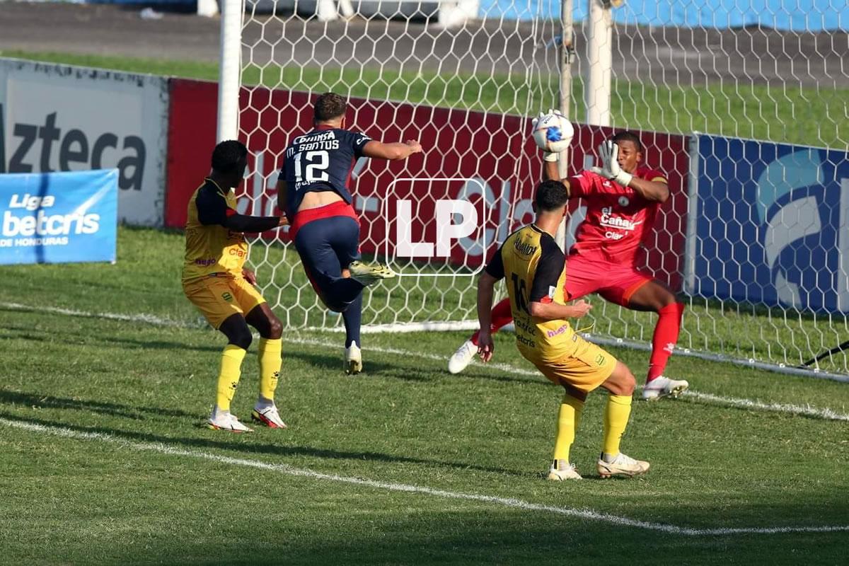 La salvada de ‘Buba‘ López tras el cabezazo de Raúl Marcelo Santos.