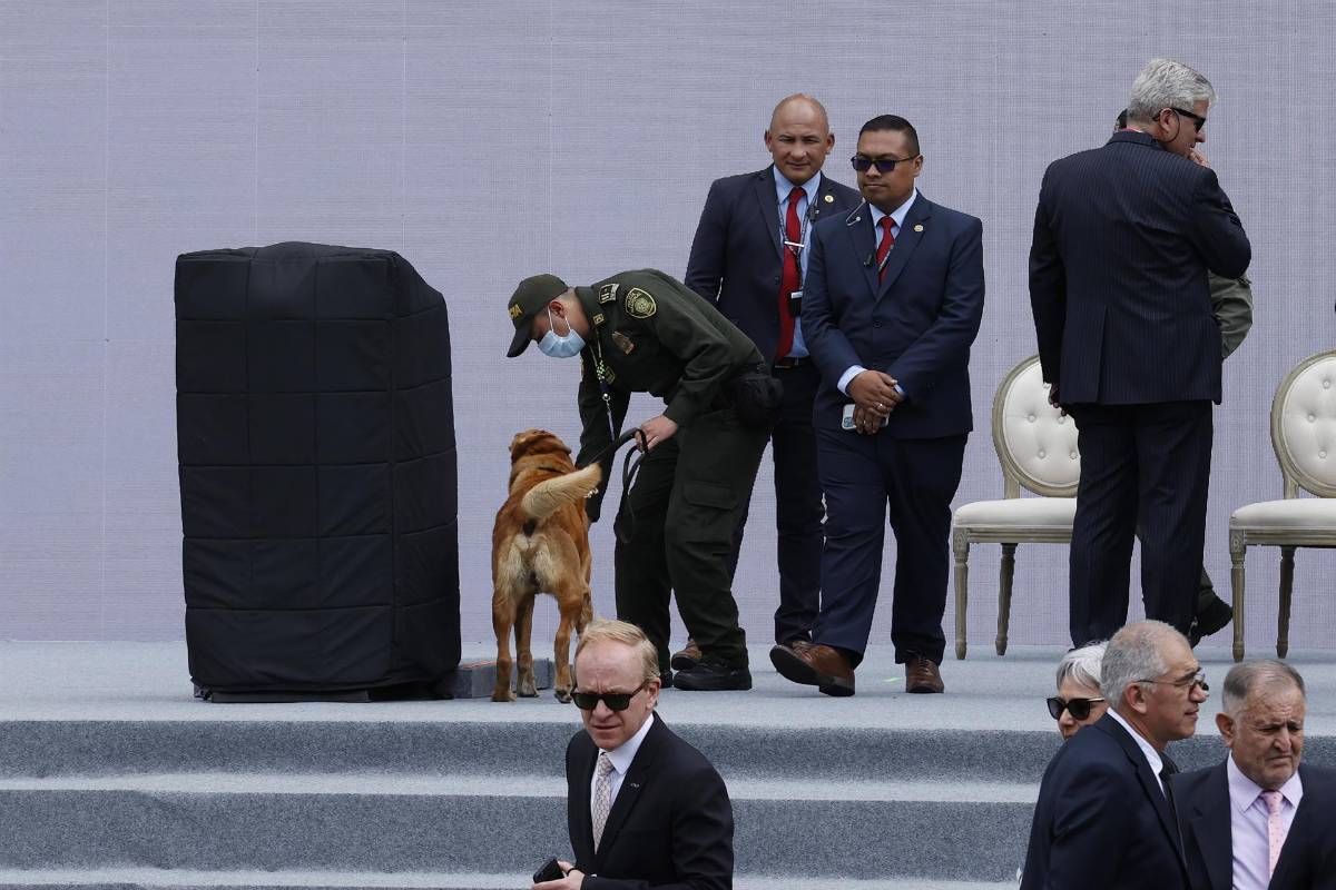 Personal de seguridad ultima detalles para la investidura del presidente electo Gustavo Petro, hoy en la Plaza de Bolívar en Bogotá (Colombia). Fotografía: EFE