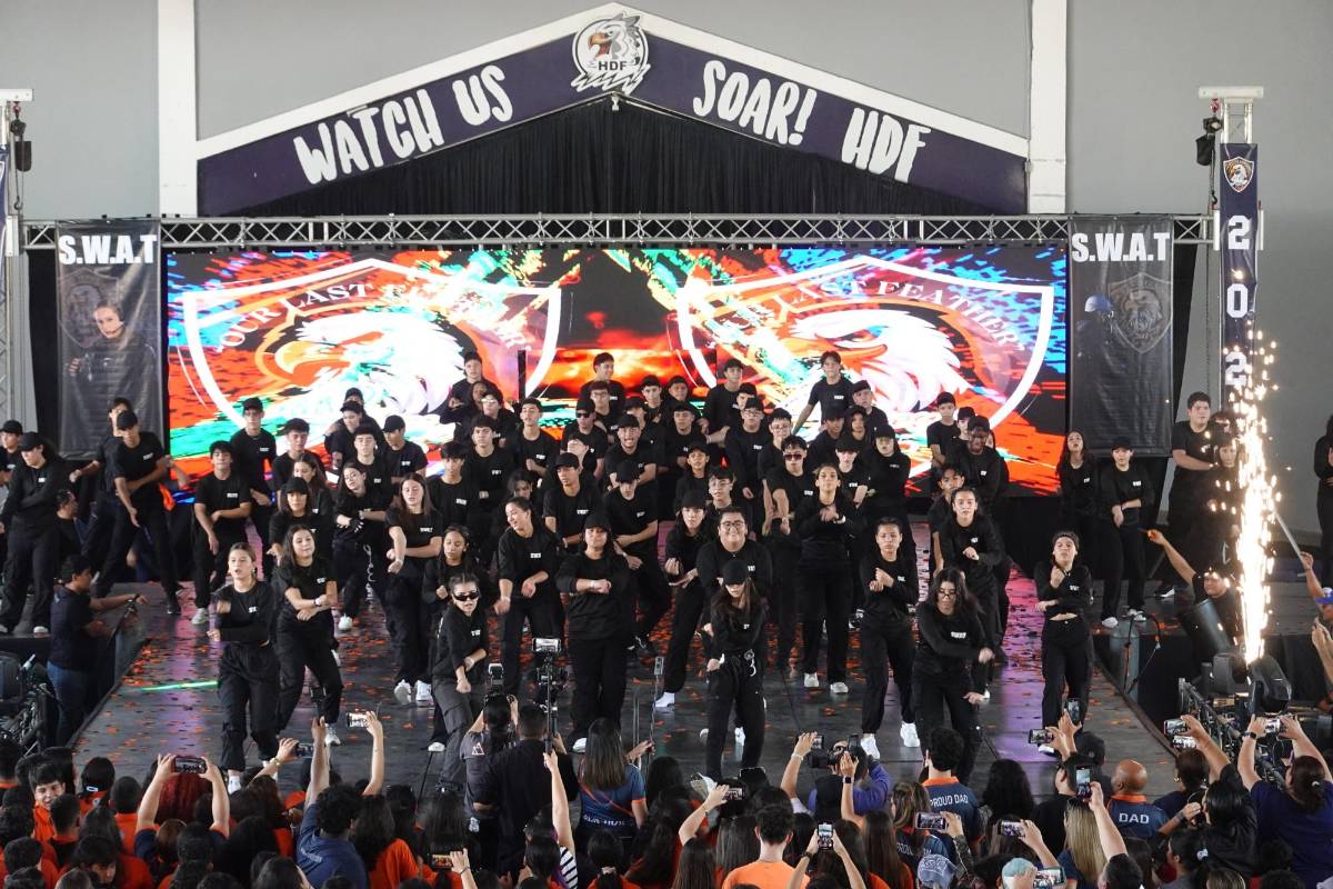 Además de la coreografía, los chicos representaron una persecusión policial.