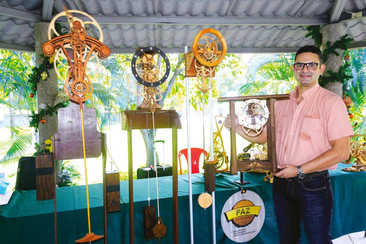 Ingeniero fabrica hermosos y precisos relojes de madera