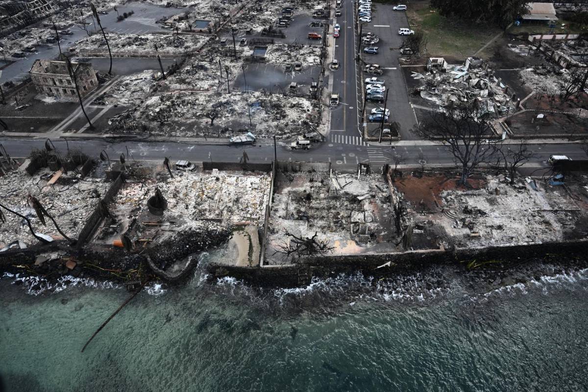 Una imagen aérea tomada el 10 de agosto de 2023 muestra casas destruidas y edificios quemados hasta los cimientos en Lahaina a lo largo del Océano Pacífico después de los incendios forestales en el oeste de Maui, Hawái.