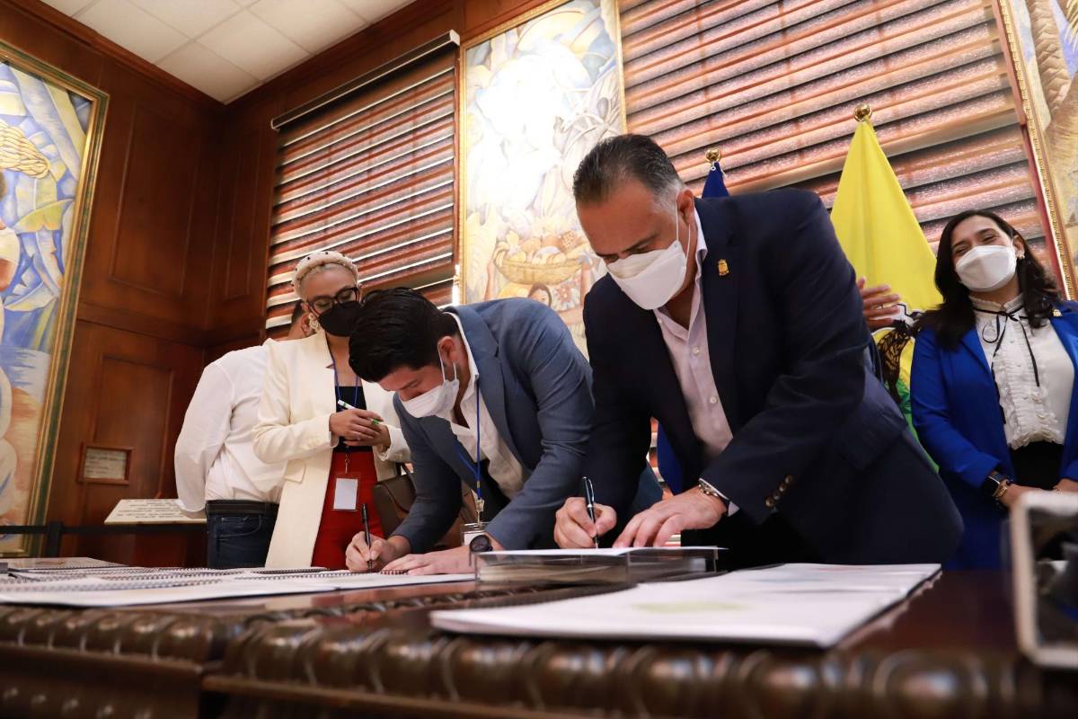 Ayer se suscribieron las firmas y entregas de informes en la alcaldía.