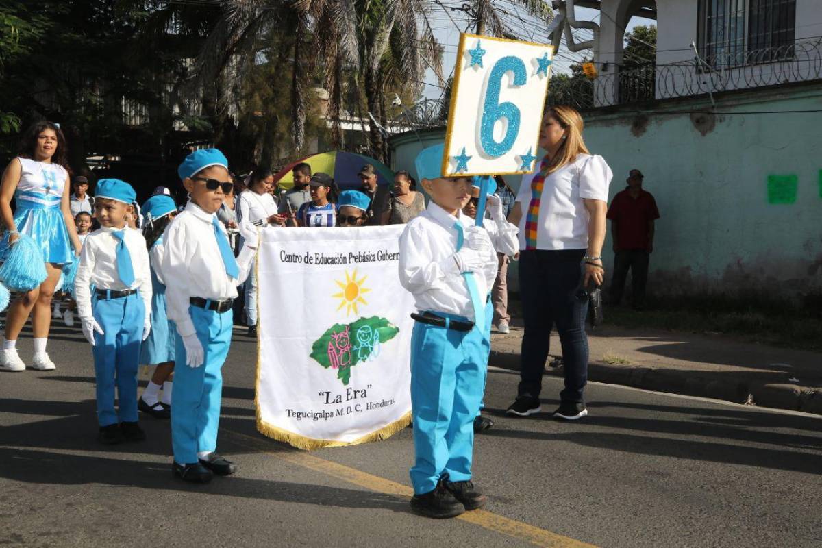 Los más pequeños rinden honor a la patria con coloridos desfiles