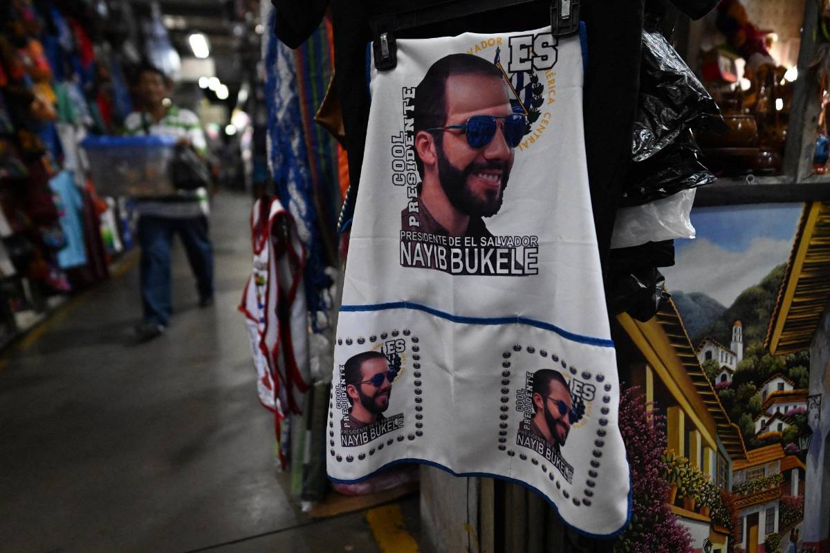 Los mercados de artesanías aprovechan la popularidad de Bukele para vender productos con su imagen.