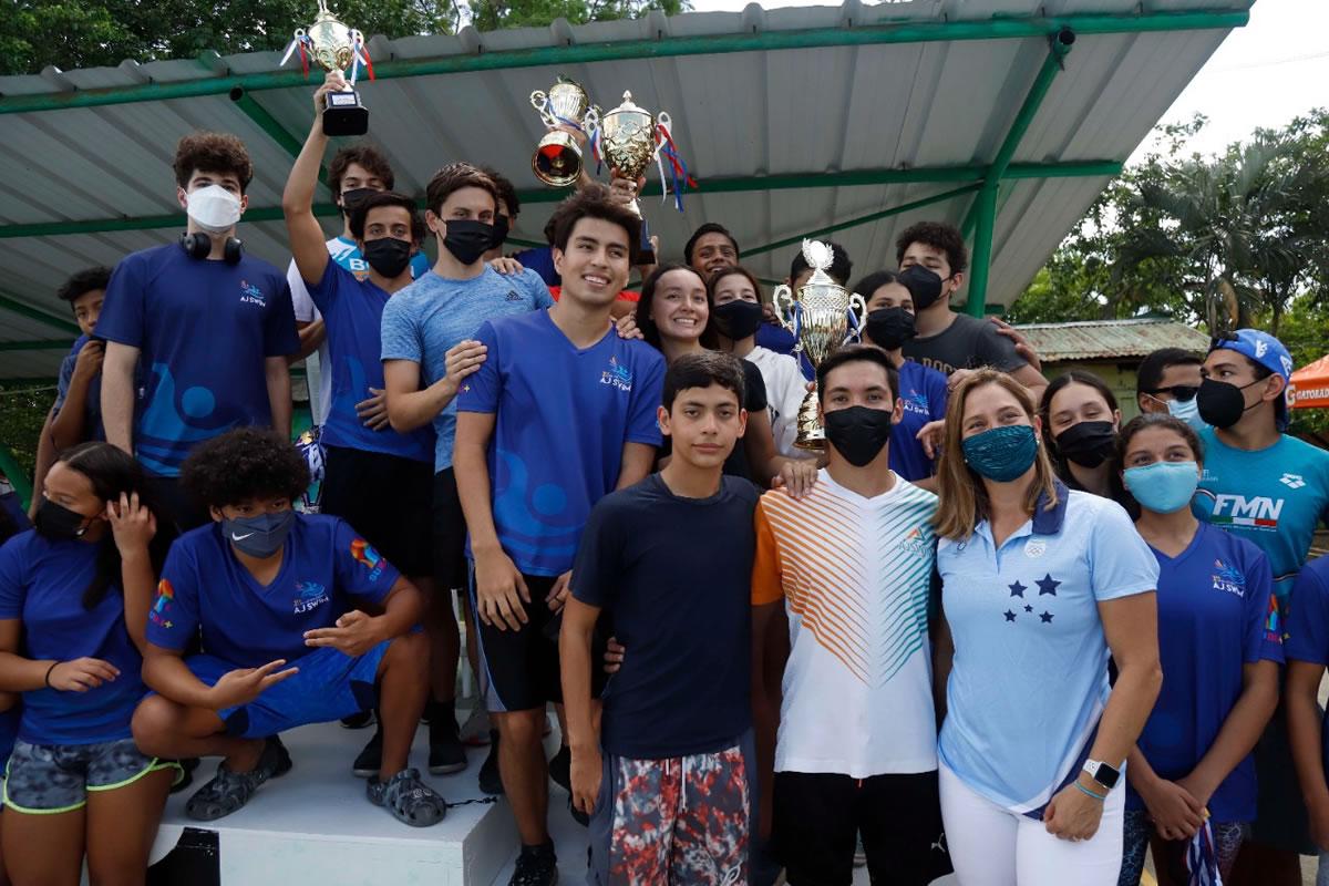 Los jóvenes de Delfines Sampedranos posando con sus trofeos.