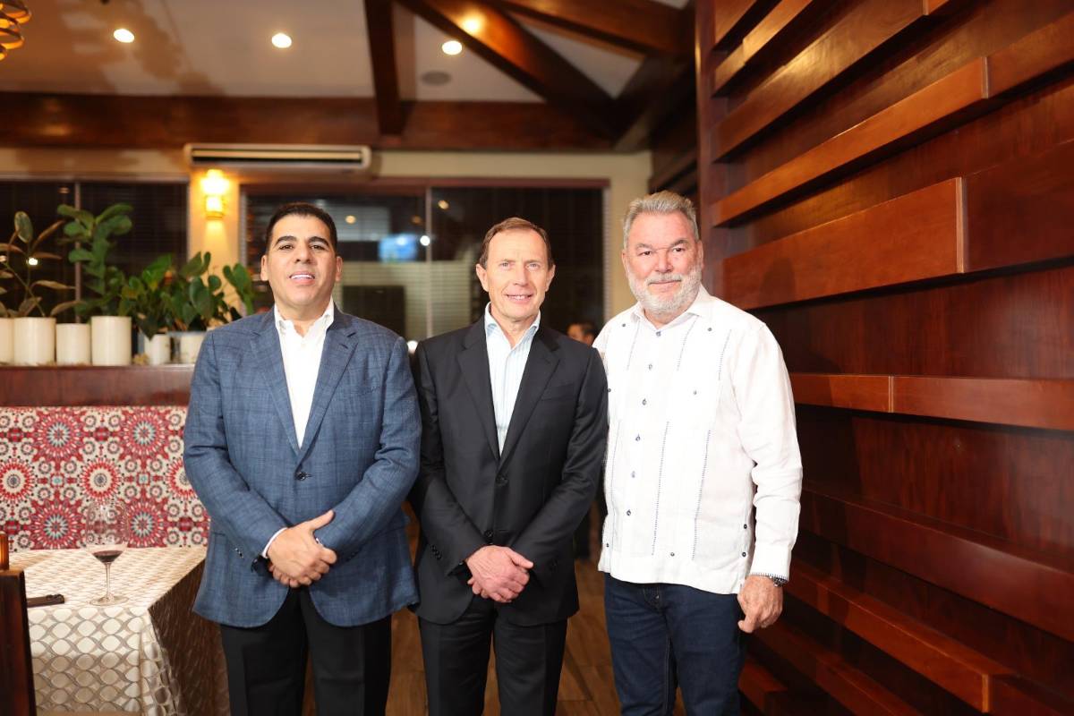 Fundación Diunsa agasaja a Emilio Butragueño, exjugador del Real Madrid