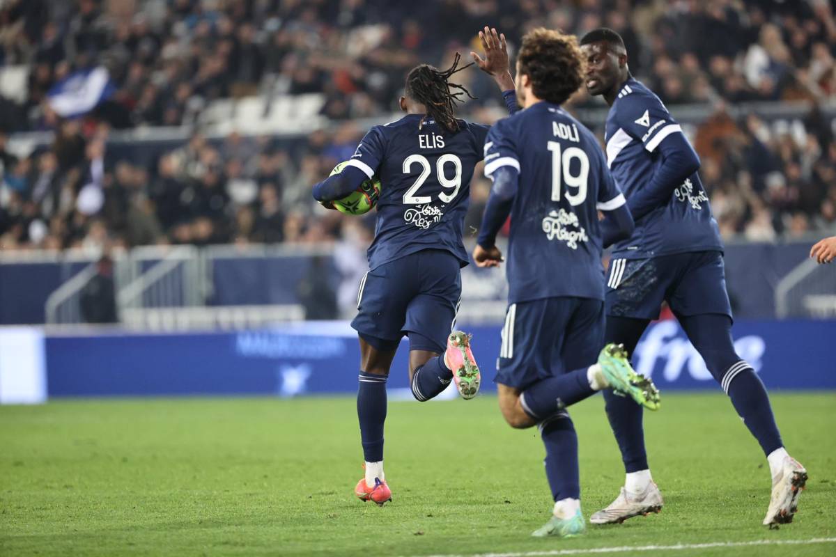 Alberth Elis llevando la pelota tras marcarle al PSG.