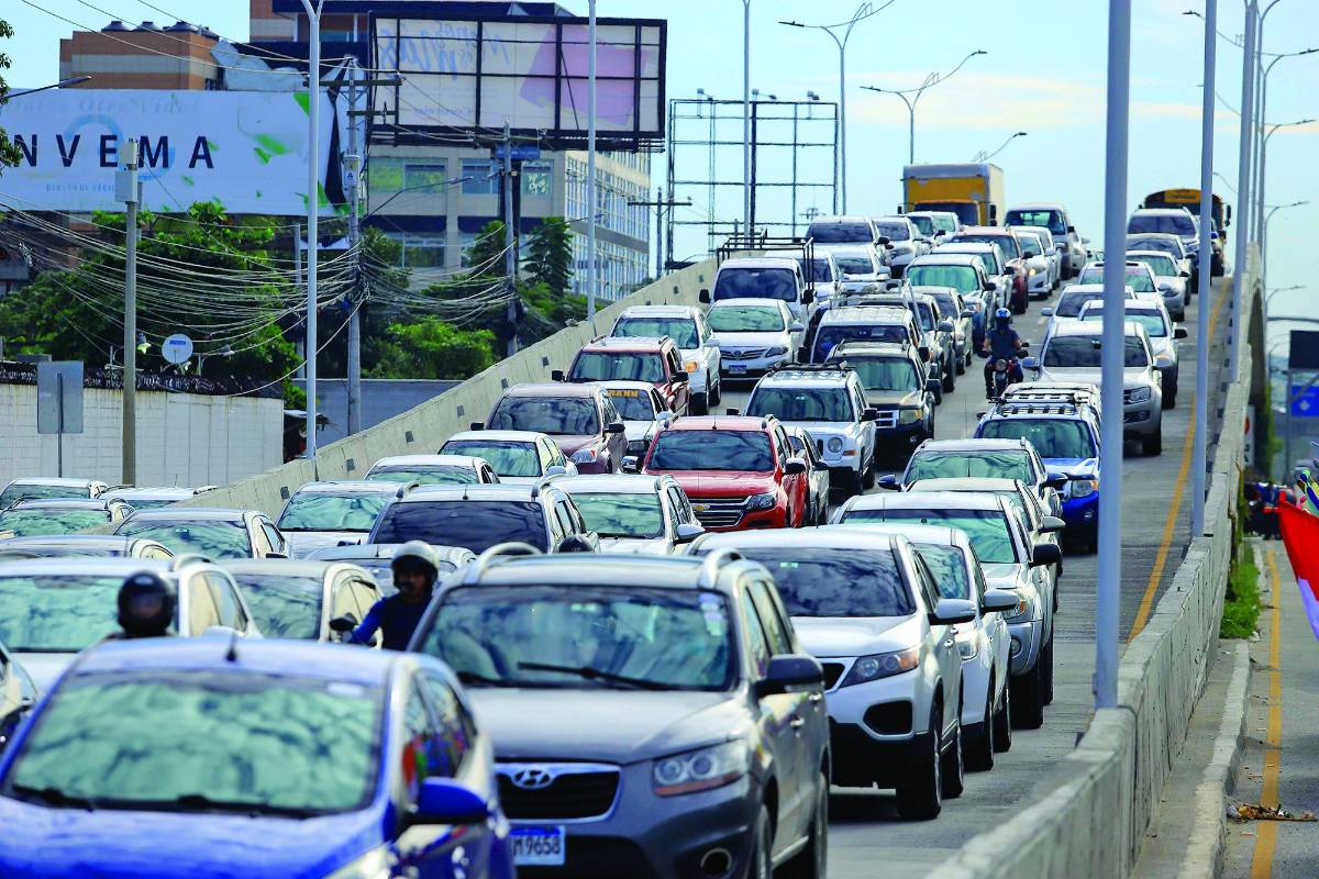 Más de 20,000 dueños de carros han caído en mora por no pagar matrícula