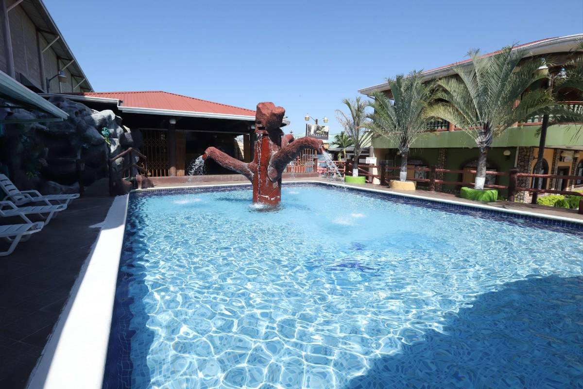 Hotel K-lisma: Ofrece pasadías de 350 lempiras por adulto y 250 por niño. Esta tarifa incluye el acceso a la piscina y el almuerzo, el cual puede ser deditos de pollo, pollo frito, hamburguesas y refresco. El horario es de 10 de la mañana a 5 de la tarde.