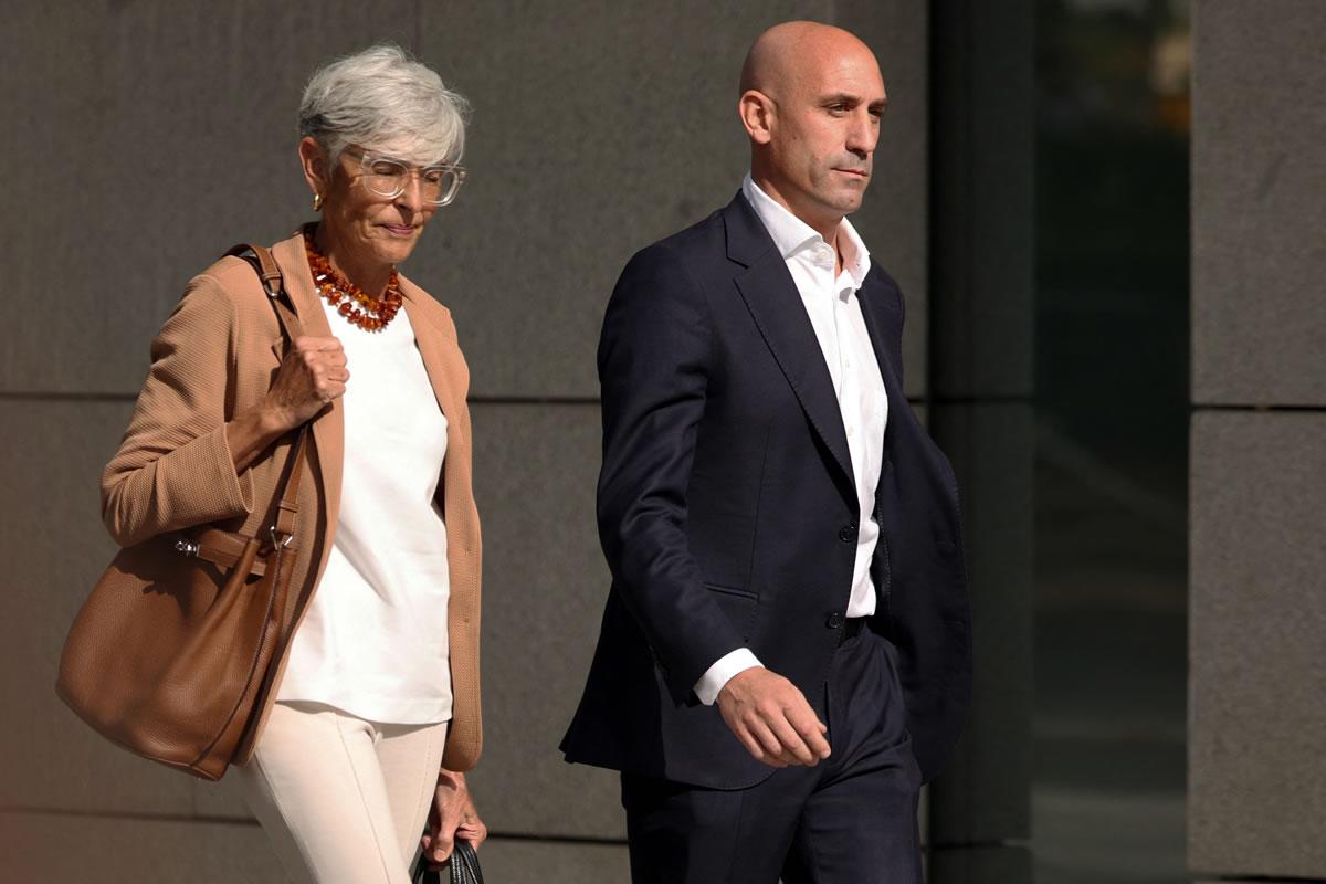 Luis Rubiales y su abogada Olga Tubau, abandonan la Audiencia Nacional de Madrid tras declarar.
