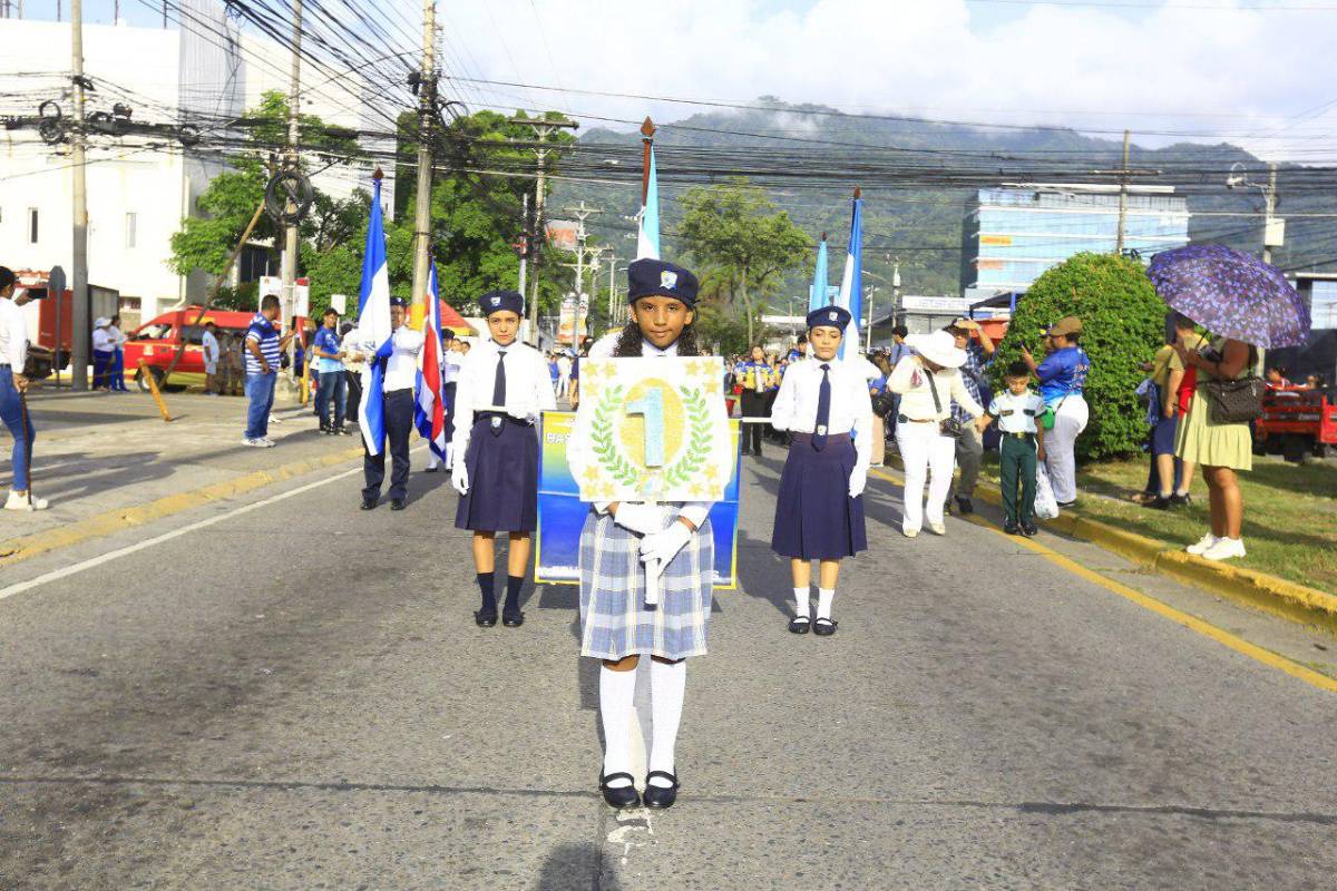 Civismo y amor por Honduras en desfile de escuelas en San Pedro Sula