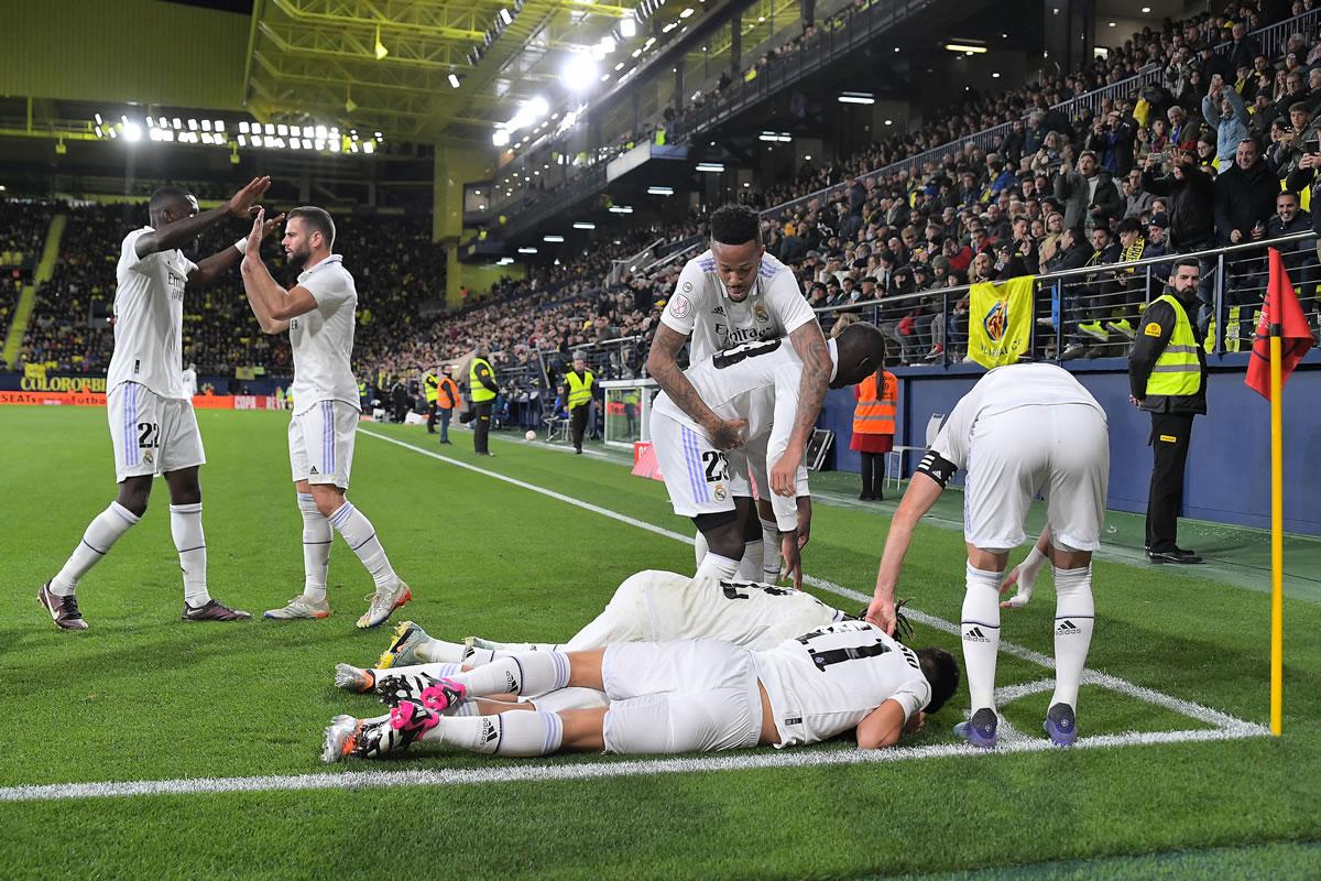La celebración de los jugadores del Real Madrid tras el gol de Dani Ceballos.
