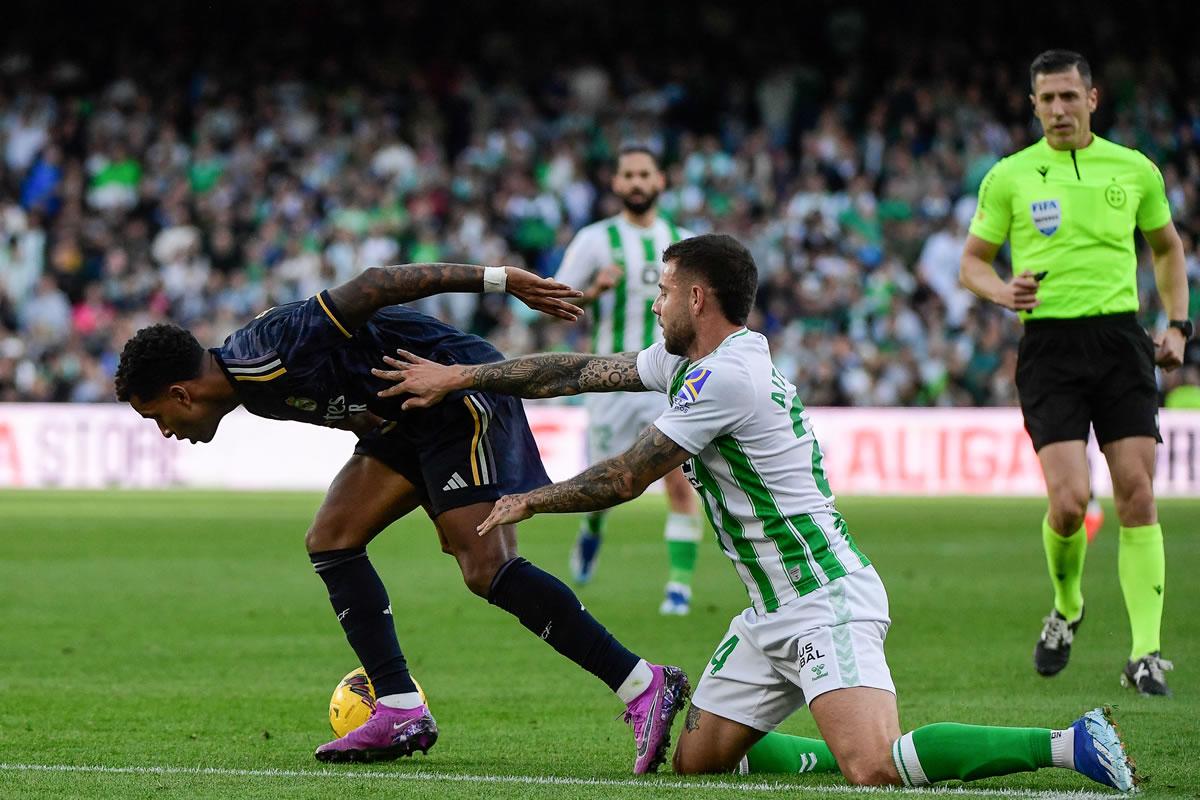 Rodrygo pidió penal por una posible falta de Aitor Ruibal.