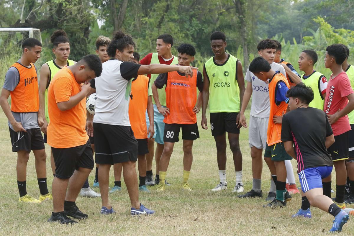 ‘Rambo‘ de León se enfoca ahora en su Academia de fútbol en Puerto Cortés.