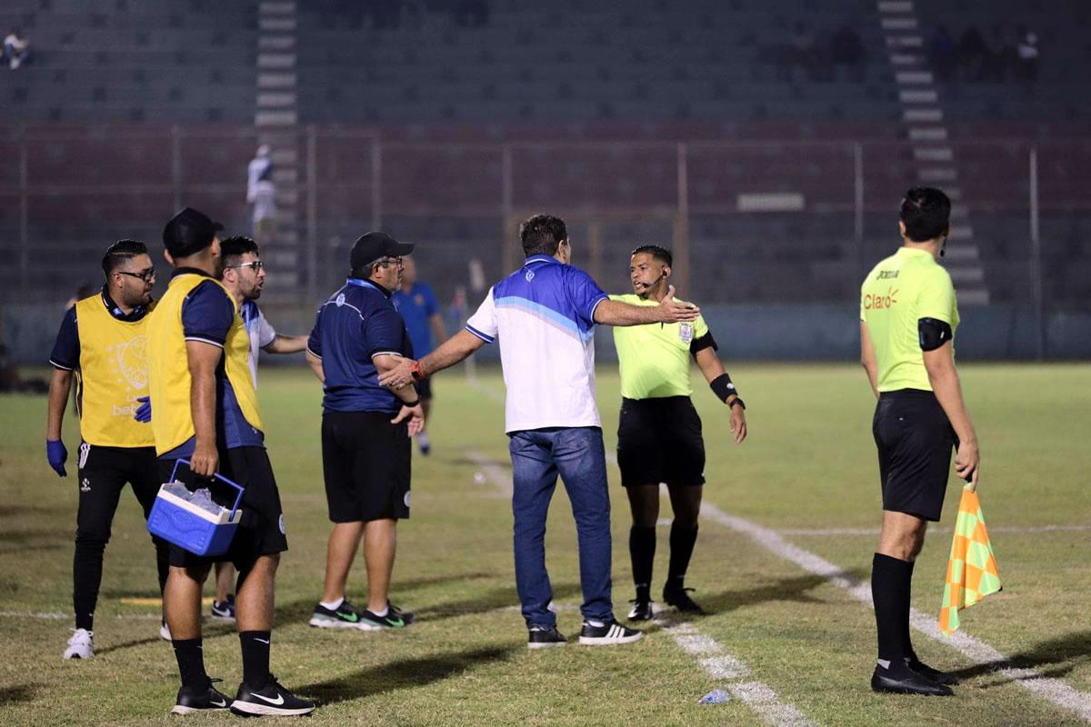 Héctor Vargas le reclamó a los árbitros por el gol mal anulado al Victoria.